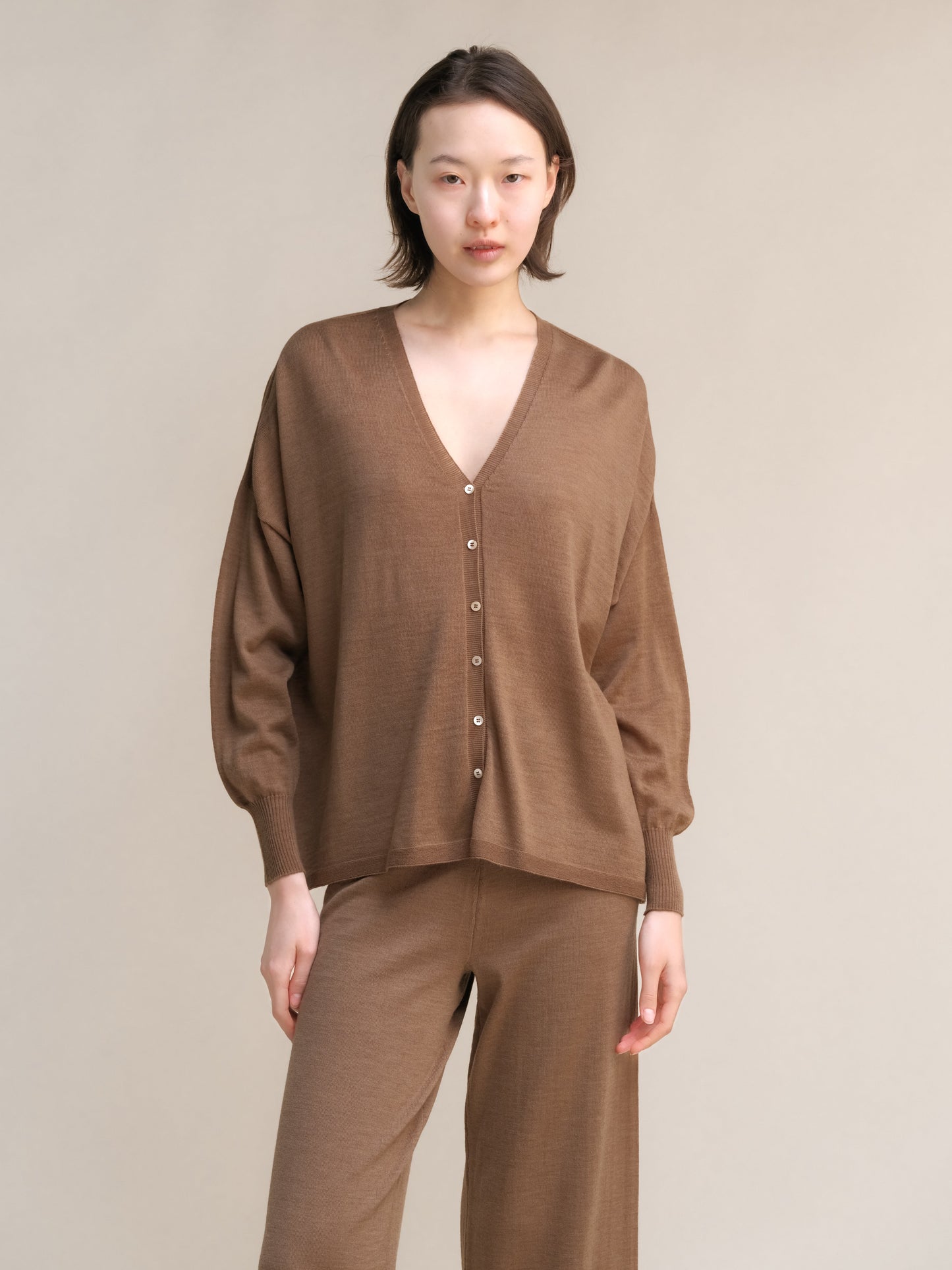 Oversize-Cardigan aus extrafeiner Merinowolle mit V-Ausschnitt (3D-Strick)