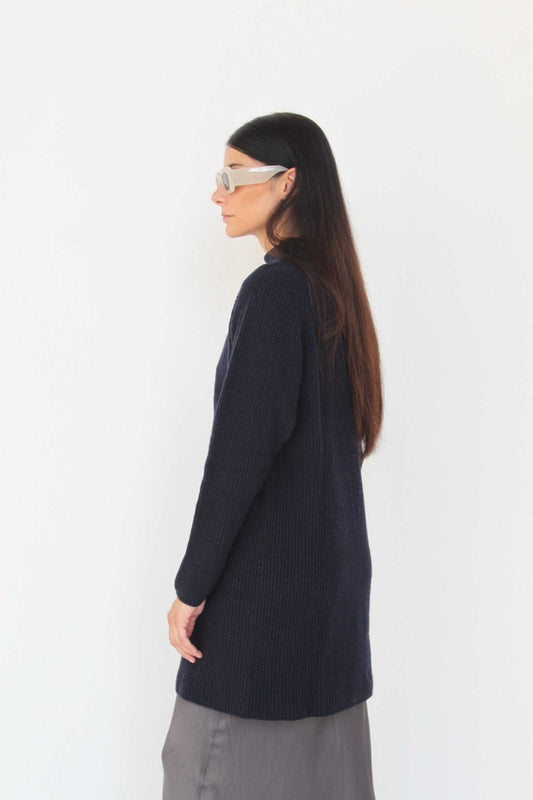 Side view of navy Cashmere Blend Knit Dress - Agnese by Tenné, showcasing ribbed knit and relaxed fit. Ideal for sustainable autumn/winter wear.