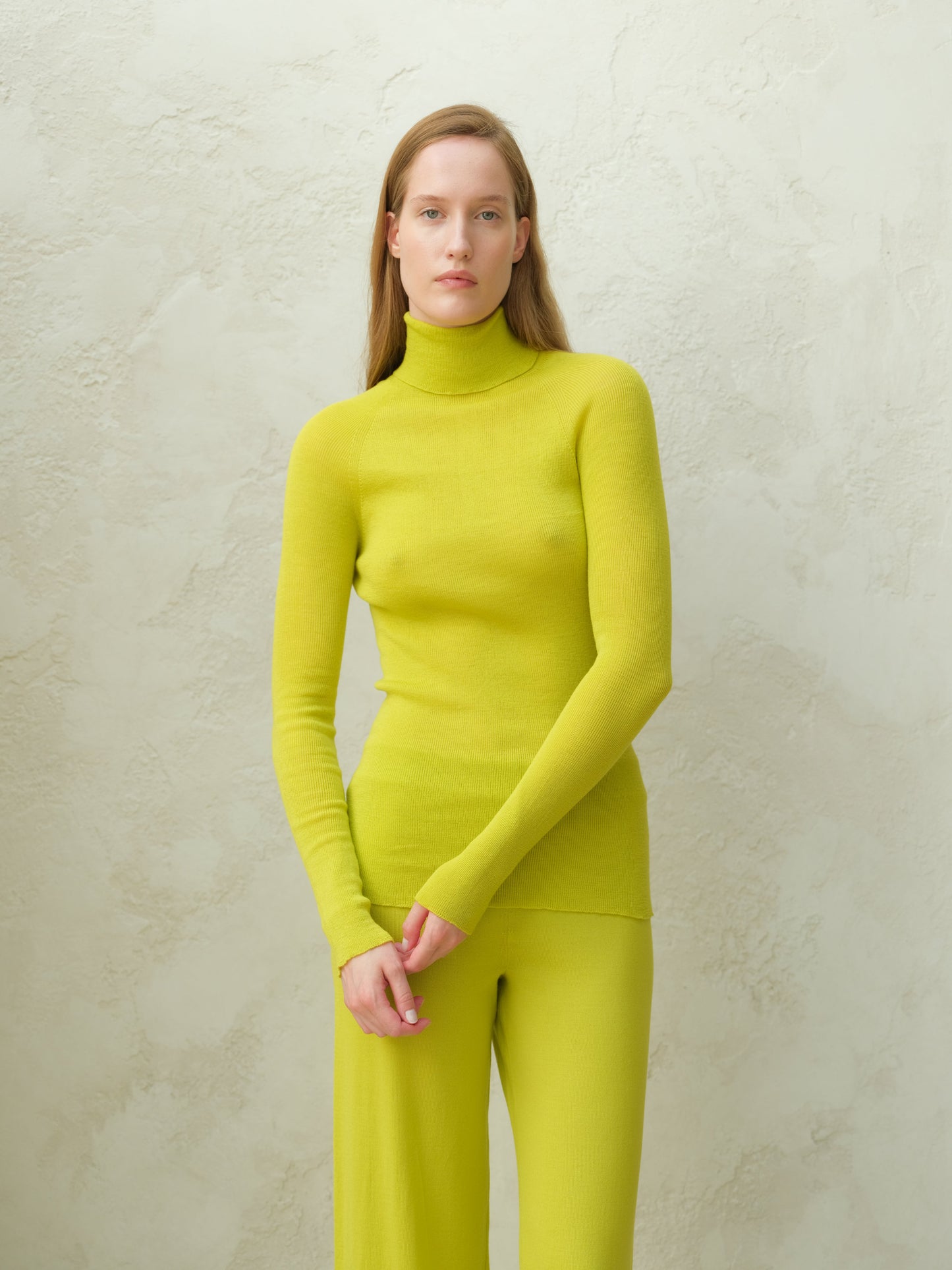 Extrafeiner, gerippter Rollkragenpullover aus Merinowolle, 3D-Strick