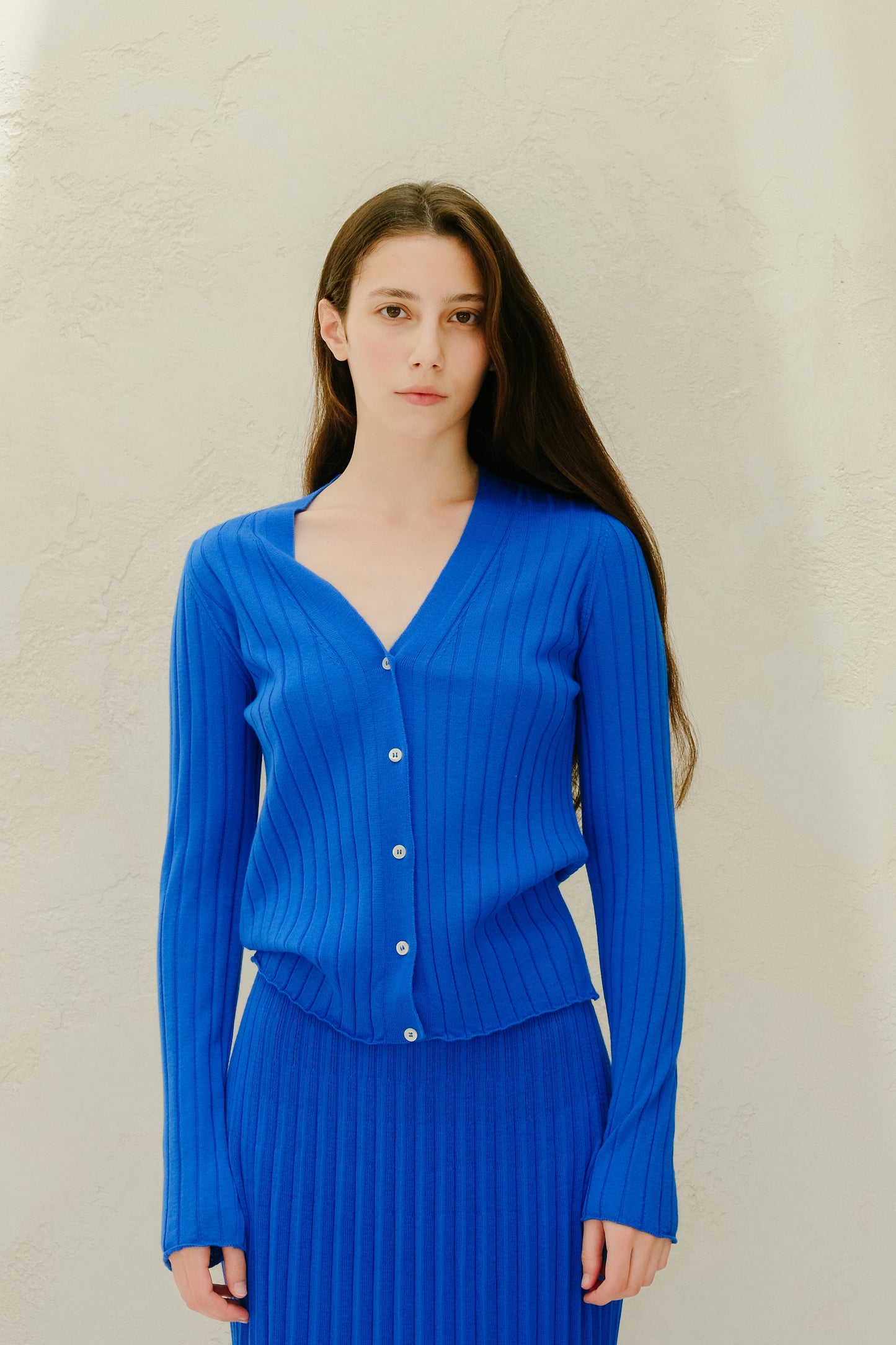 Strickjacke aus extrafeiner Merinowolle mit V-Ausschnitt
