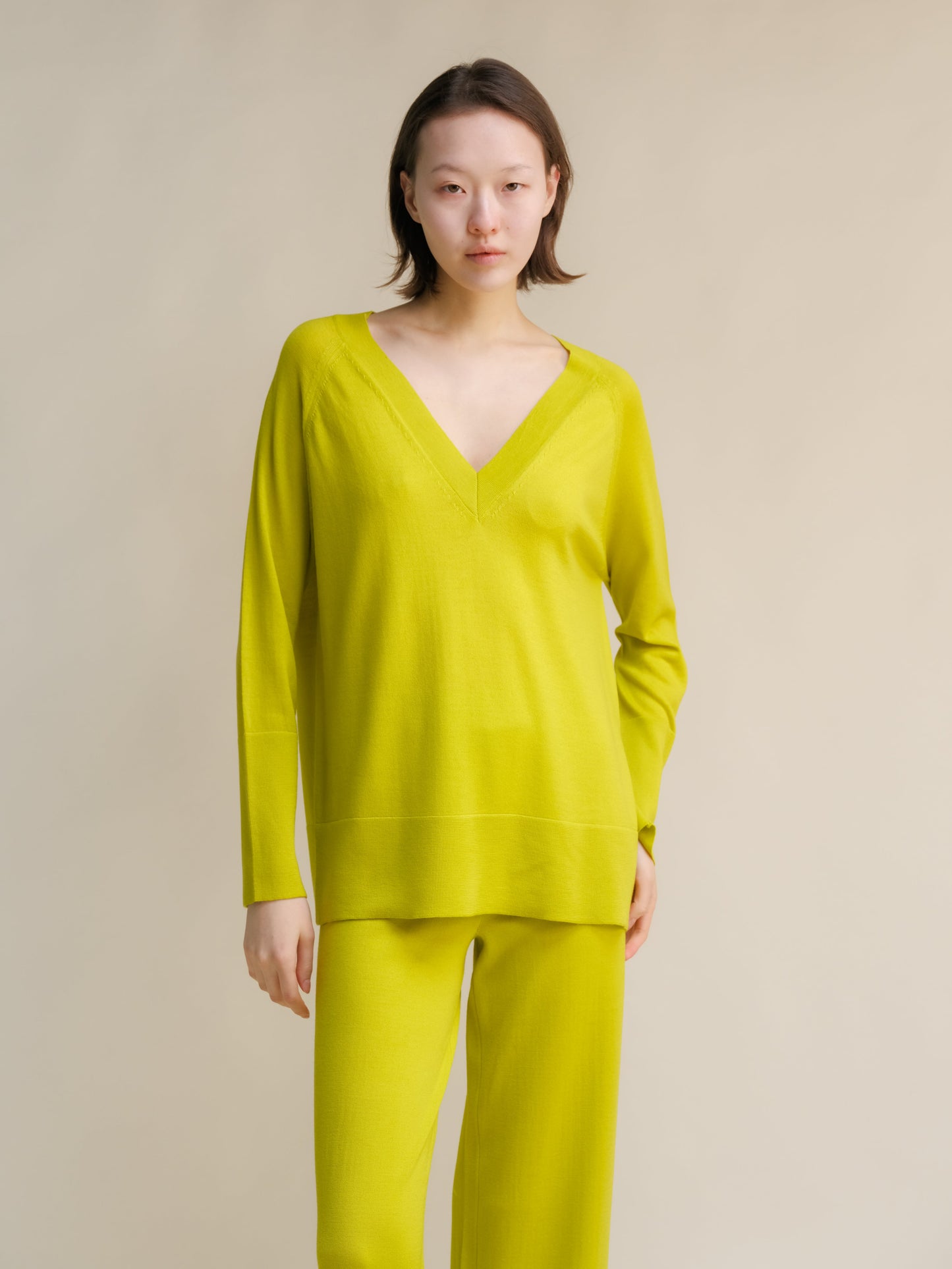 Pull long en mérinos extrafin à col en V