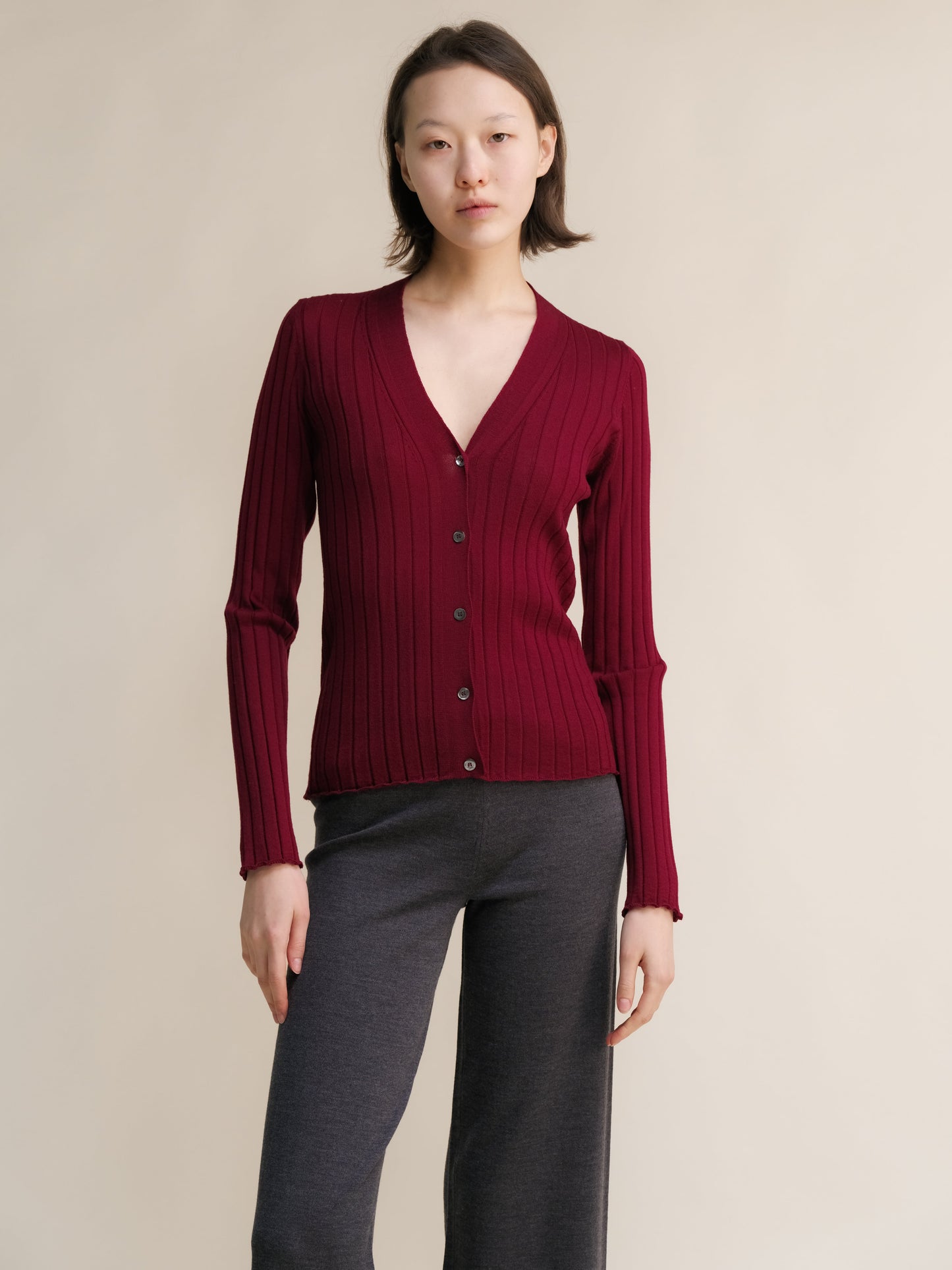 Strickjacke aus extrafeiner Merinowolle mit V-Ausschnitt