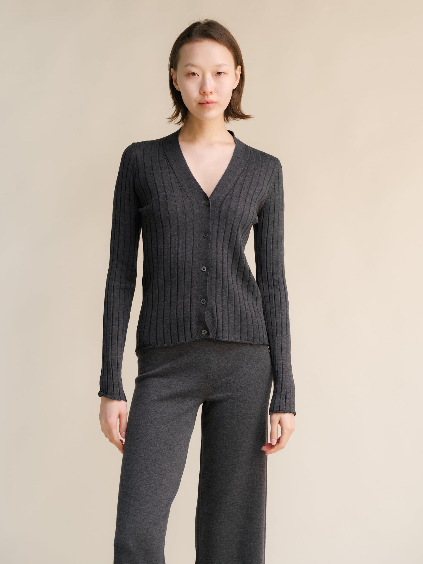Strickjacke aus extrafeiner Merinowolle mit V-Ausschnitt