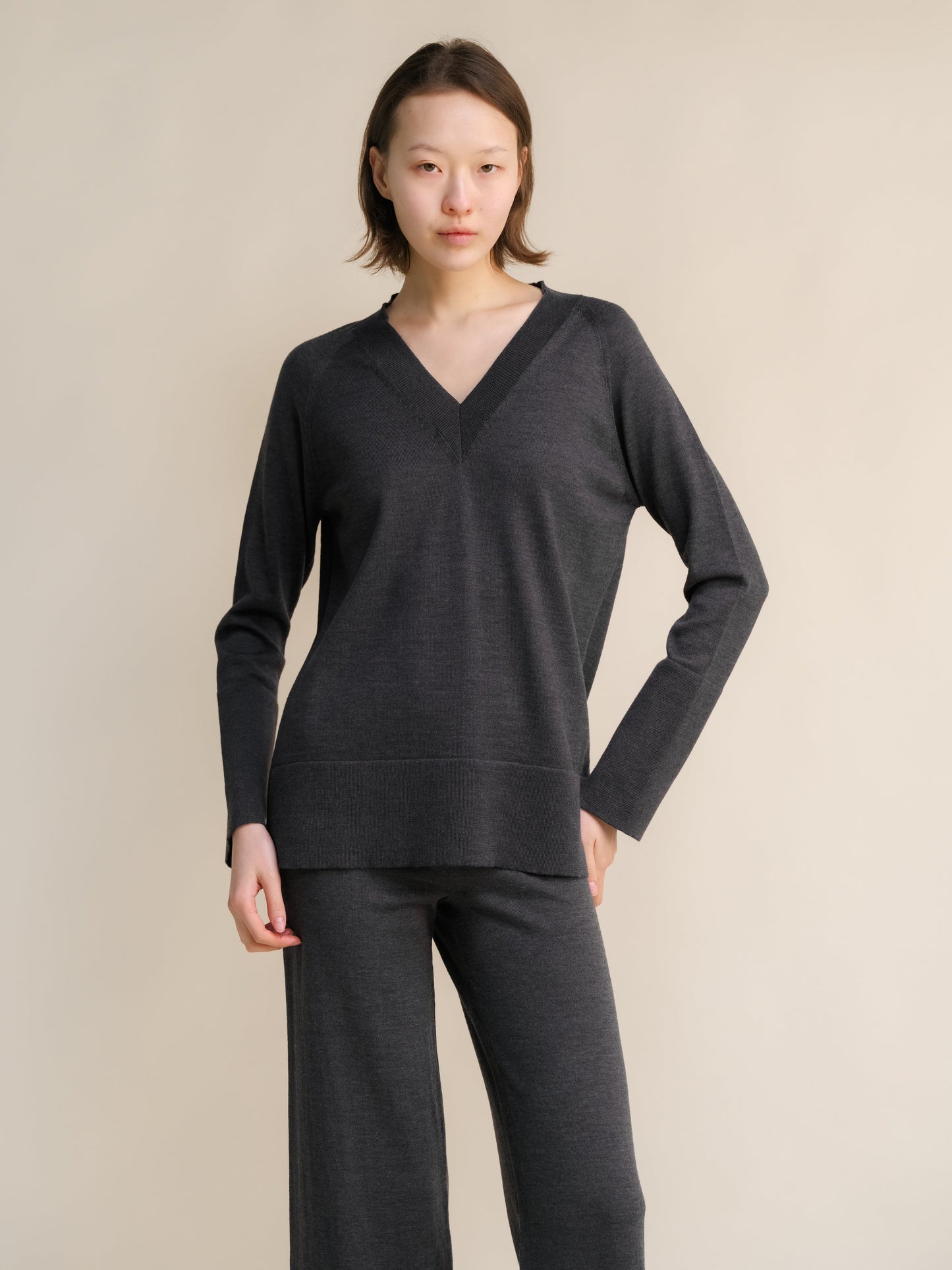 Pull long en mérinos extrafin à col en V