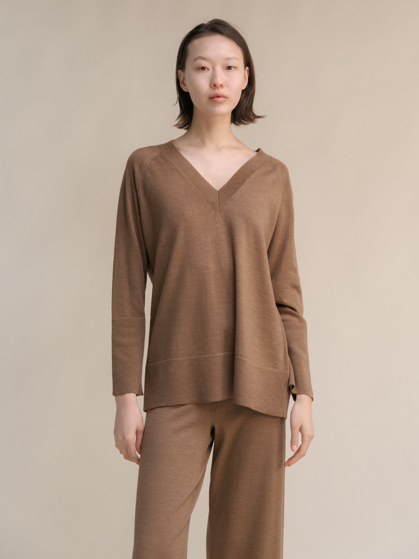 Pull long en mérinos extrafin à col en V