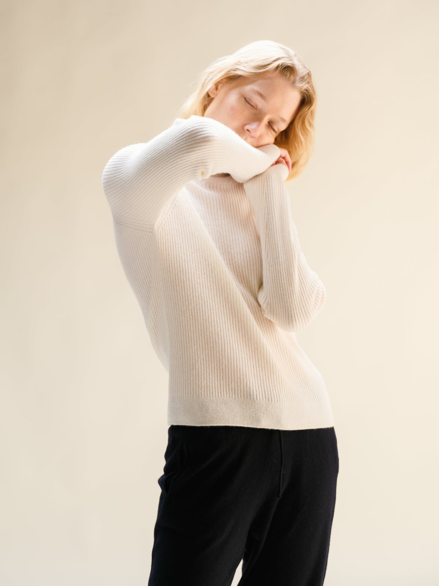 Pull col montant côtelé en mélange de cachemire tricoté en 3D