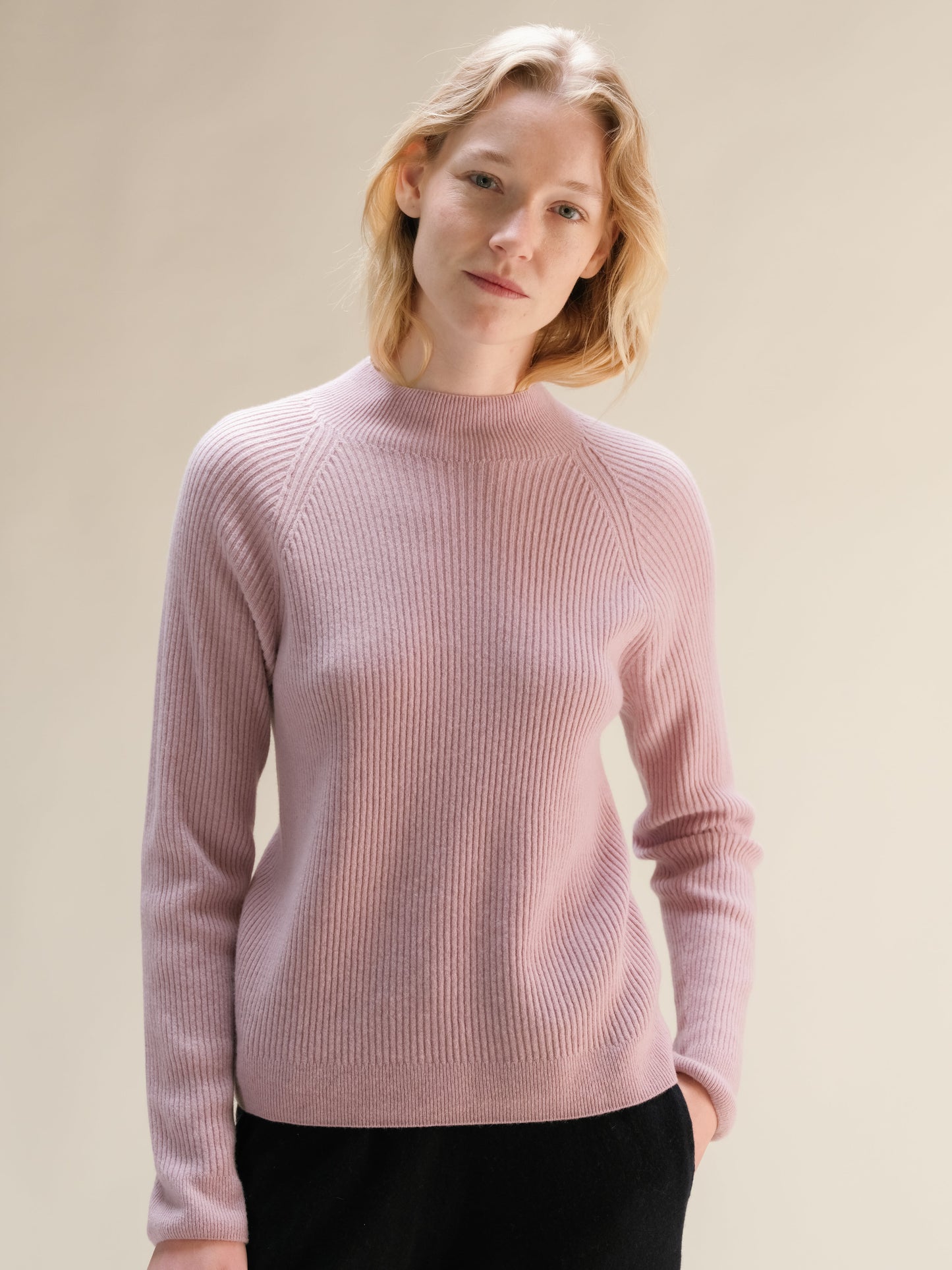 Pull col montant côtelé en mélange de cachemire tricoté en 3D