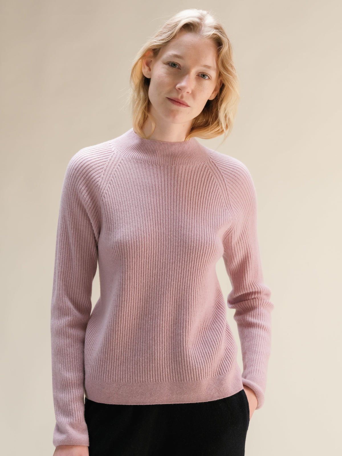 Pull col montant côtelé en mélange de cachemire tricoté en 3D