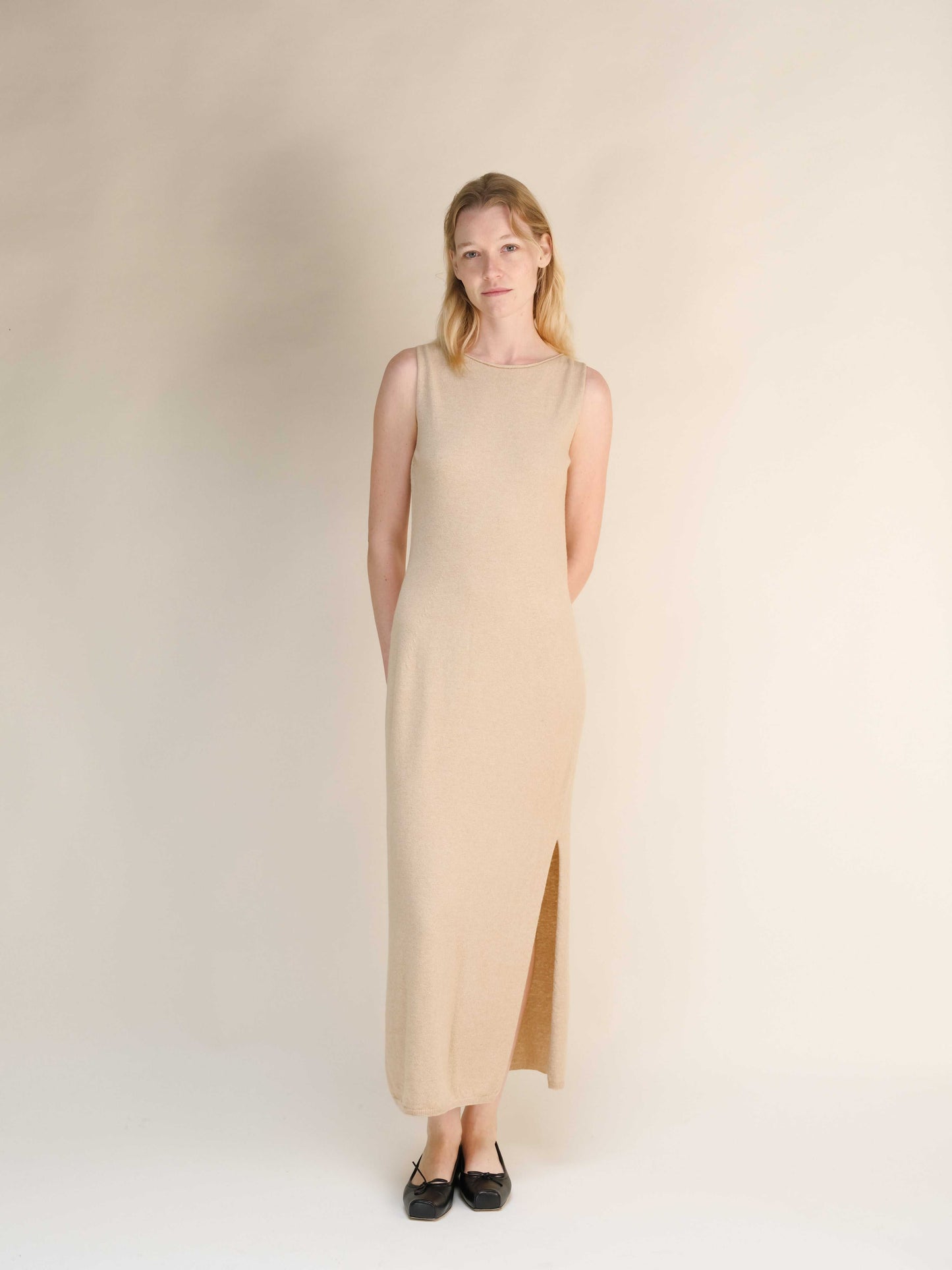 Beige Cashmere Boat Neck Sleeveless Dress with side slit, crafted in Italy using seamless 3D-knit premium cashmere.