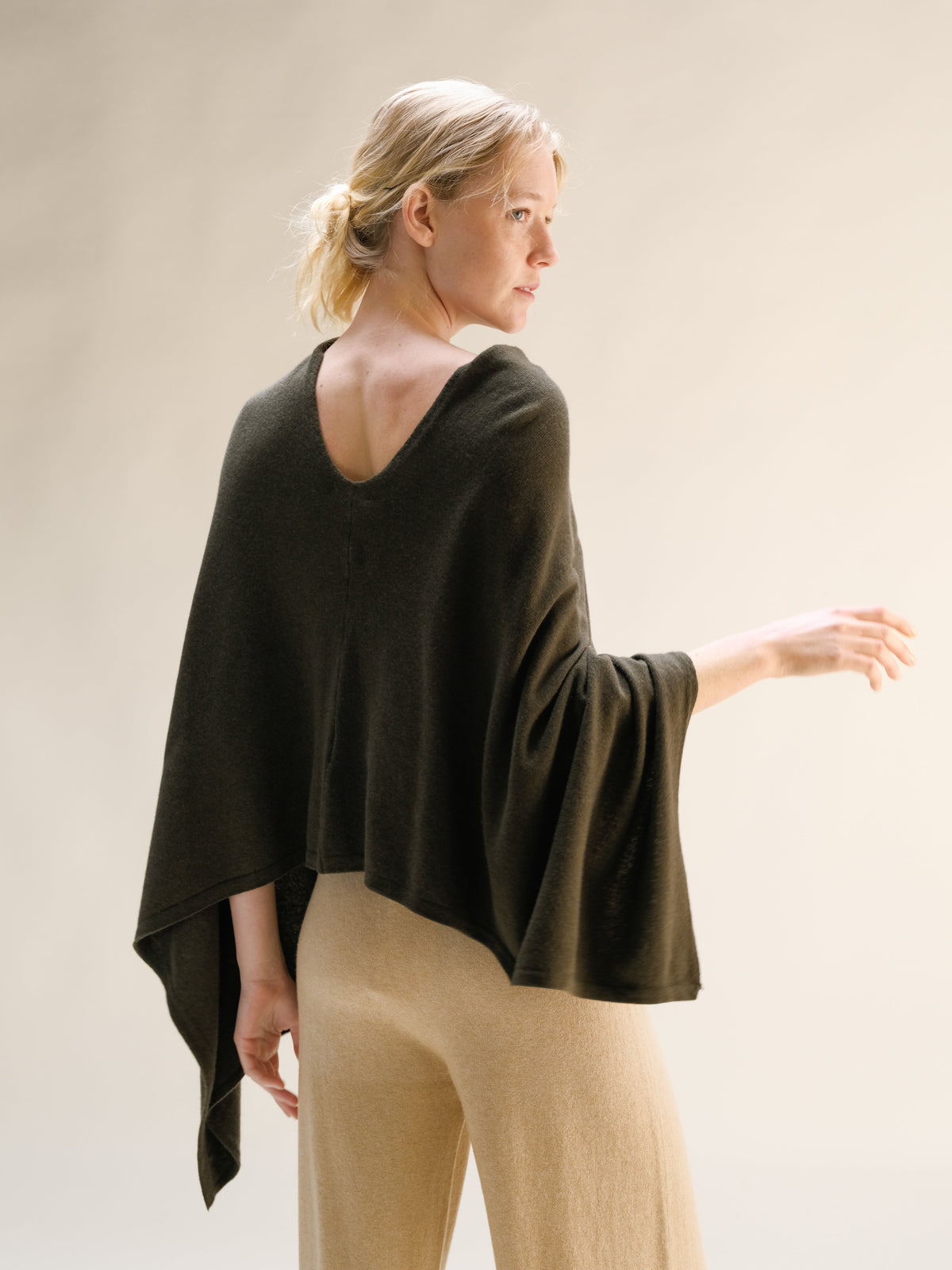 Poncho asymétrique en mélange de cachemire, fabrication italienne