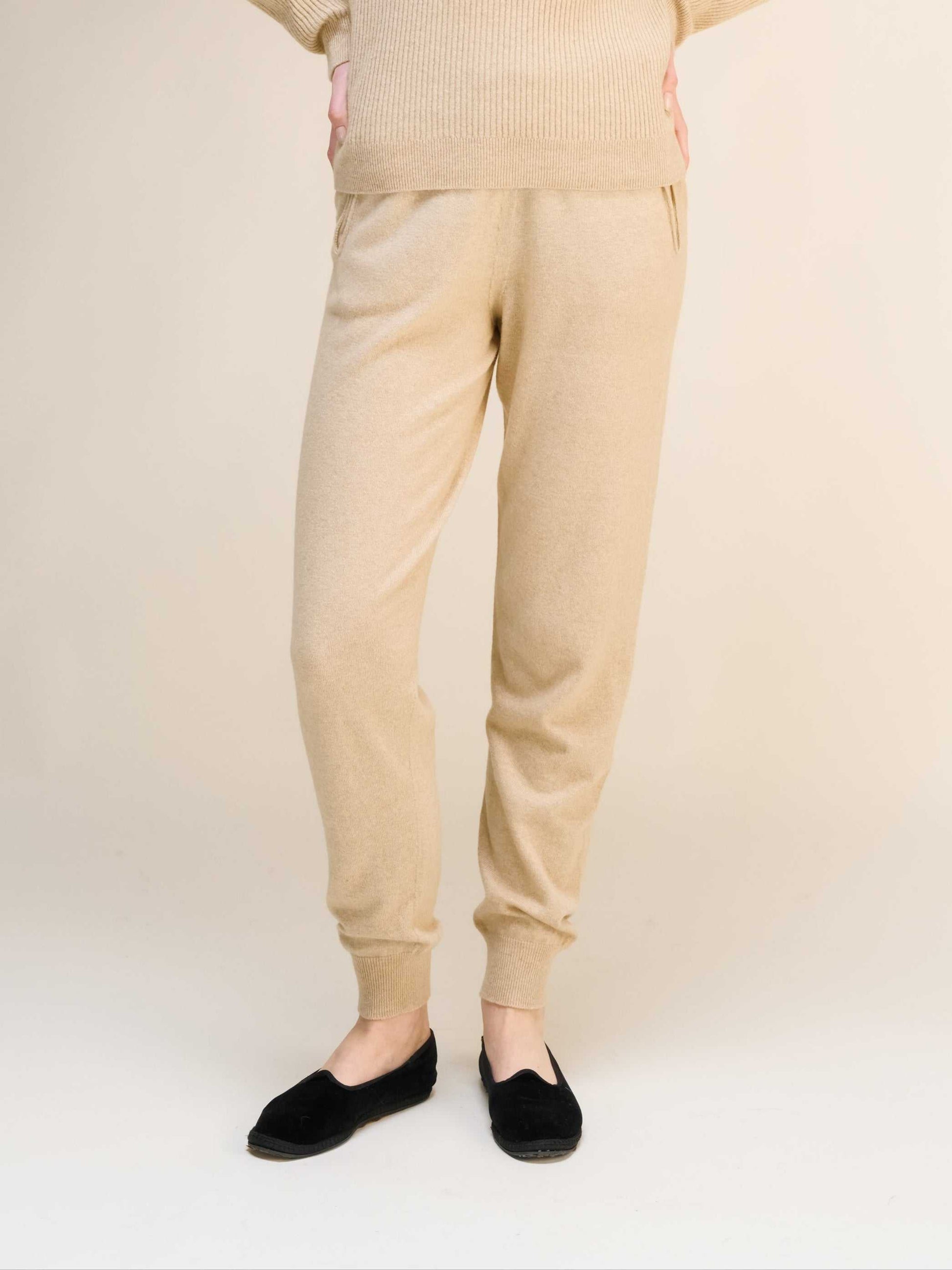 Beige Cashmere Yoga Pants 3D-Knit with ribbed cuffs and soft texture, ideal for luxury loungewear and activewear versatility.