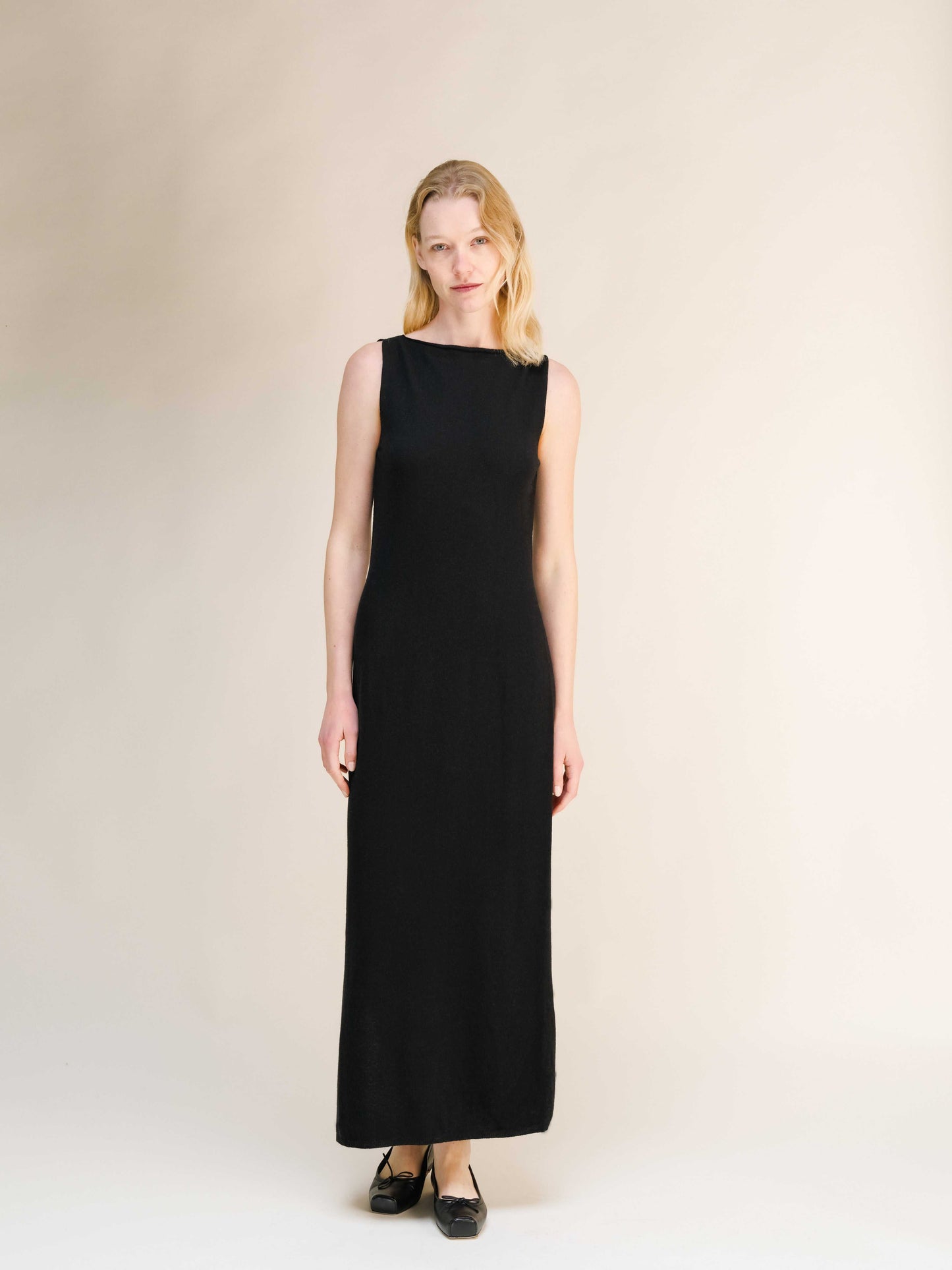 Black Cashmere Boat Neck Sleeveless Dress in Italian knitwear, featuring a side slit and seamless 3D-knit premium fabric.