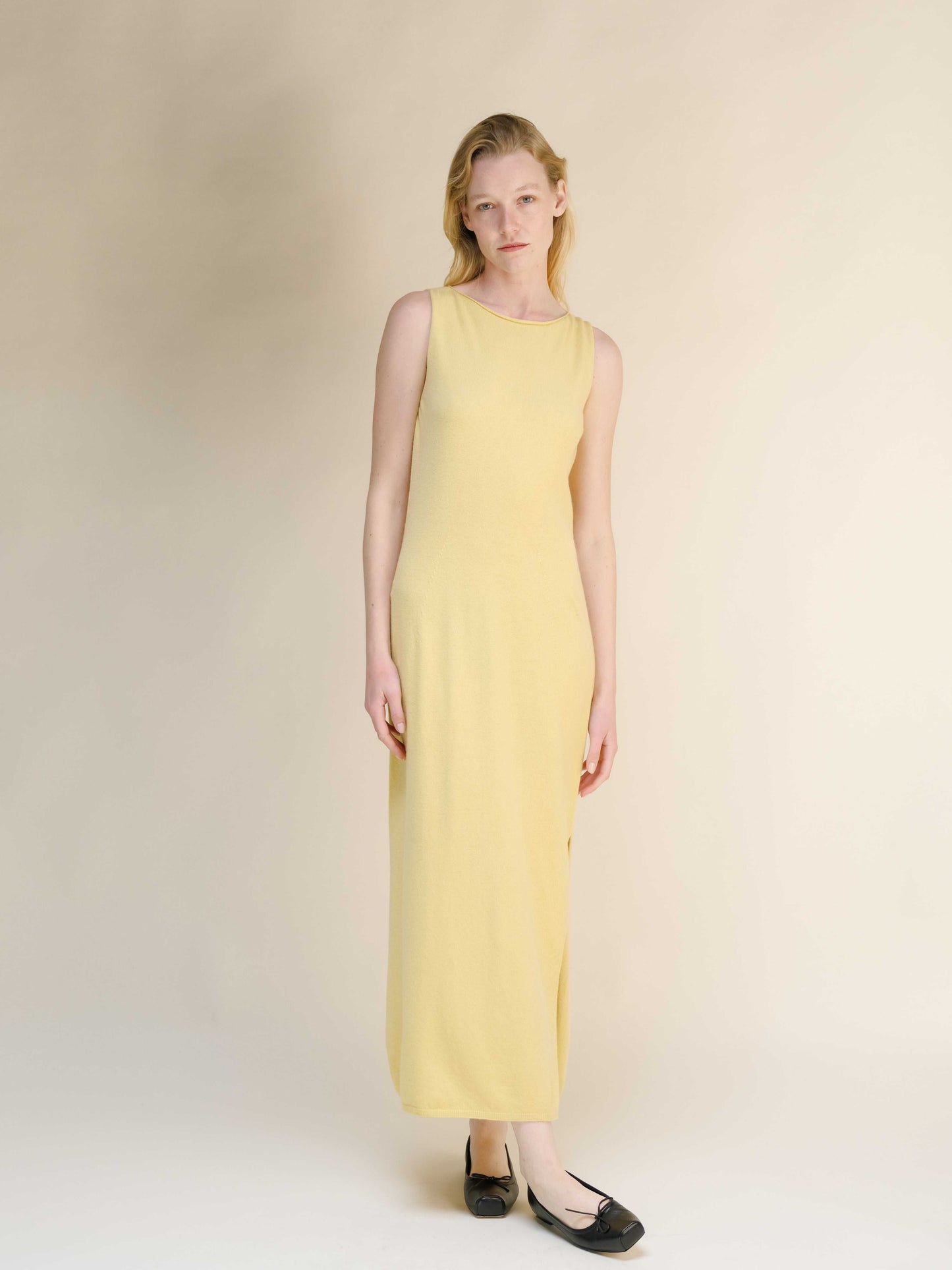 Cashmere Boat Neck Sleeveless Dress in soft yellow, Italian knitwear with seamless 3D-knit design and side slit, ideal for elegant occasions.