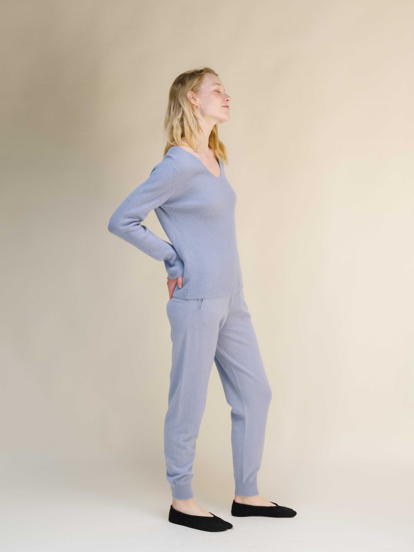 Light blue Cashmere Yoga Pants 3D-Knit with ribbed cuffs and drawstring waist, styled with matching V-neck sweater for cozy activewear.
