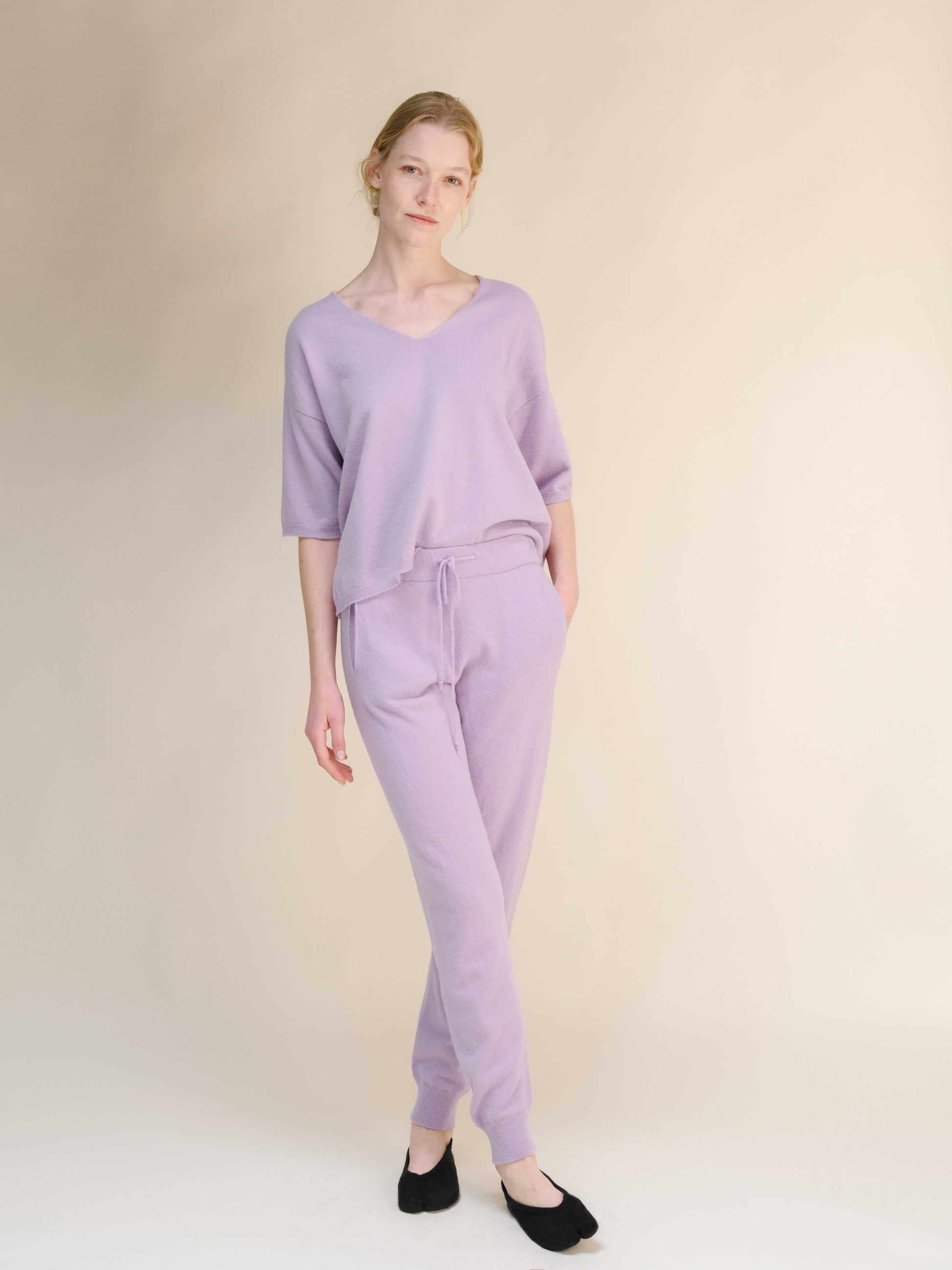 Lavender Cashmere Yoga Pants 3D-Knit with relaxed fit and elastic waistband, paired with matching top for stylish loungewear.