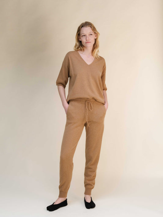 Cashmere Yoga Pants 3D-Knit in camel brown with elastic waistband and pockets, styled with matching V-neck top for premium comfort.