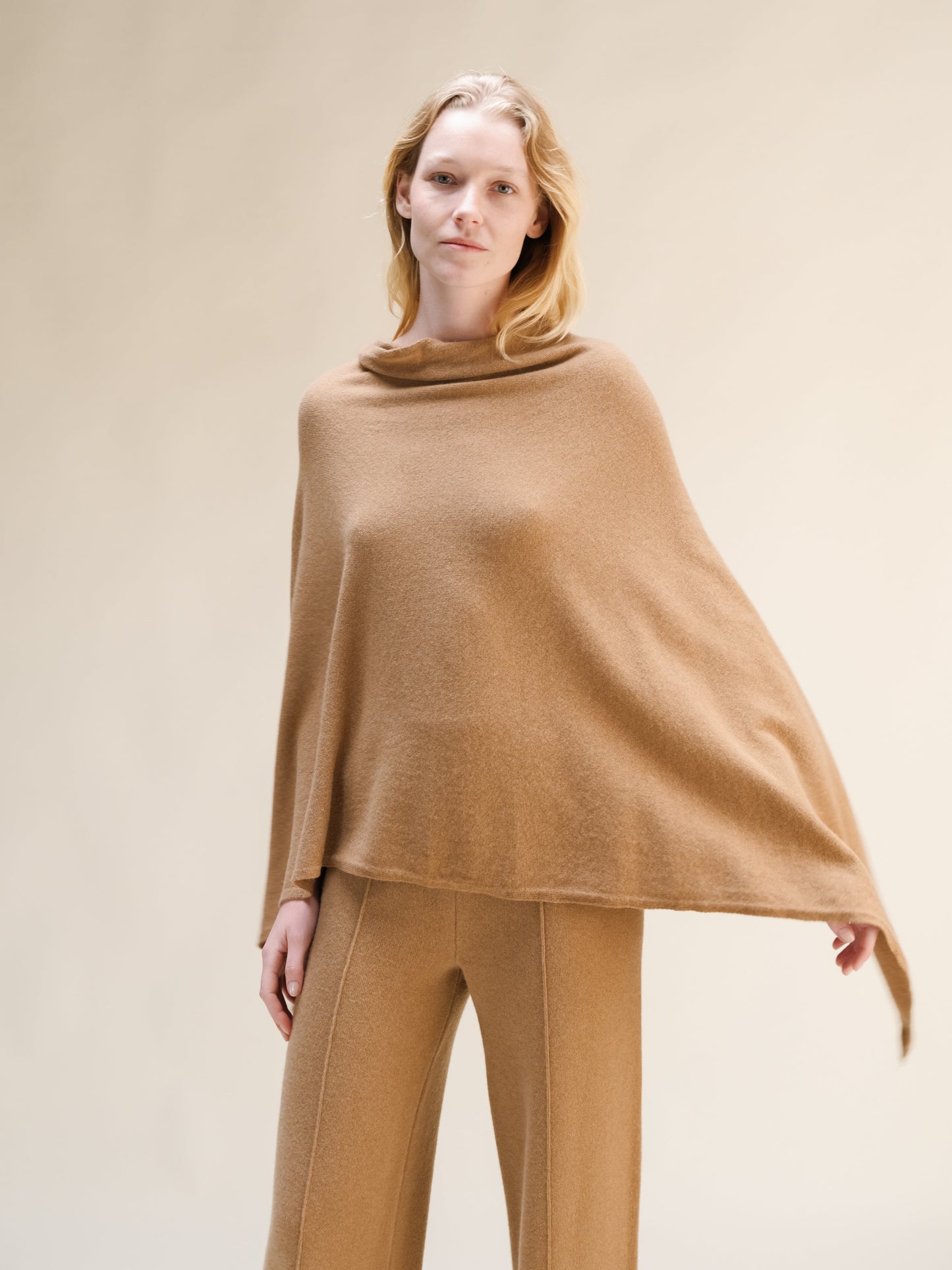 Poncho asymétrique en mélange de cachemire, fabrication italienne