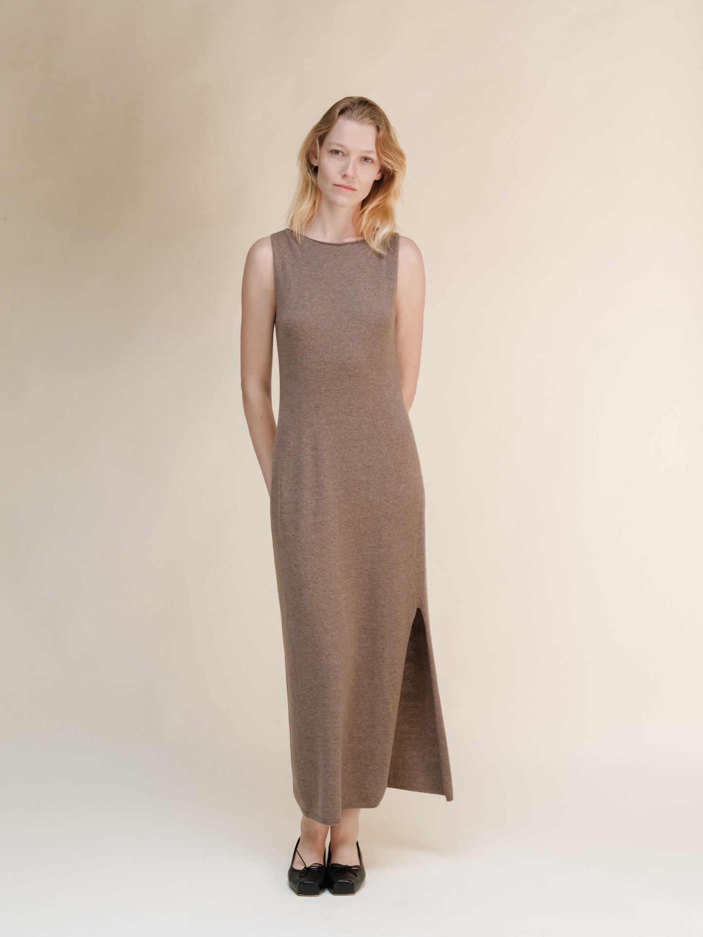 Taupe Cashmere Boat Neck Sleeveless Dress made in Italy, featuring a side slit and seamless 3D-knit for elegant comfort.