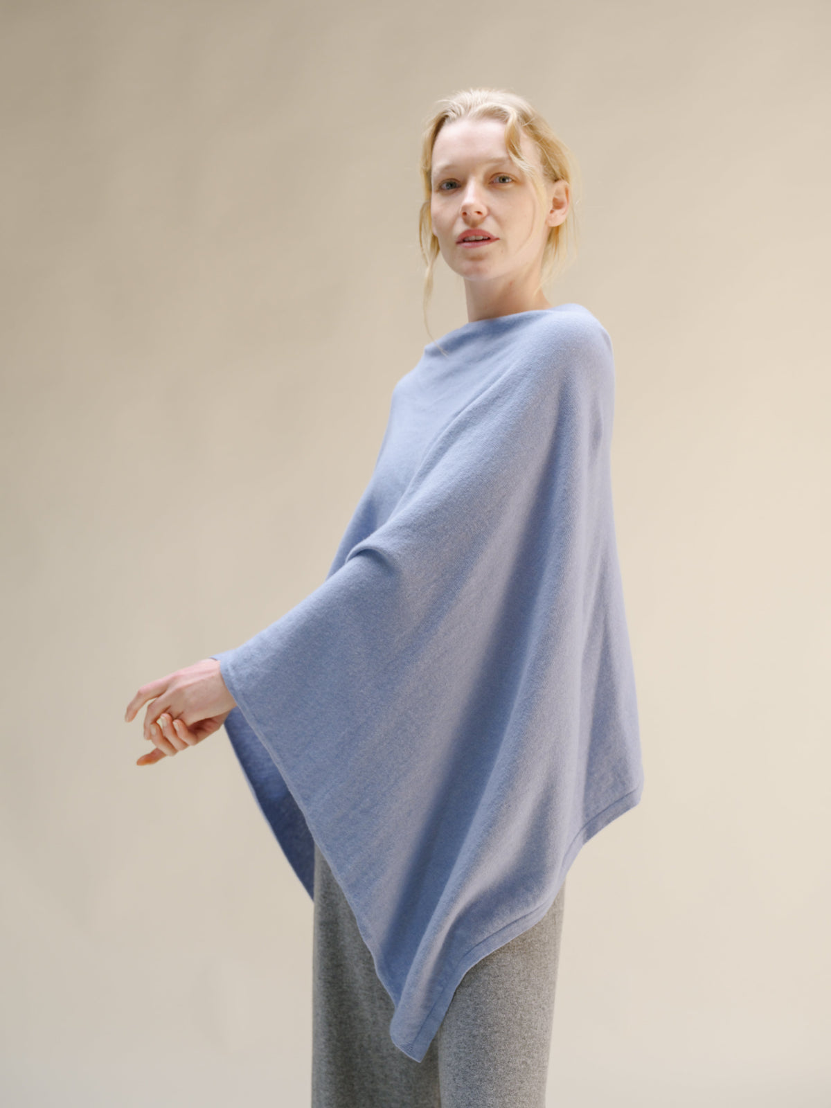 Poncho asymétrique en mélange de cachemire, fabrication italienne