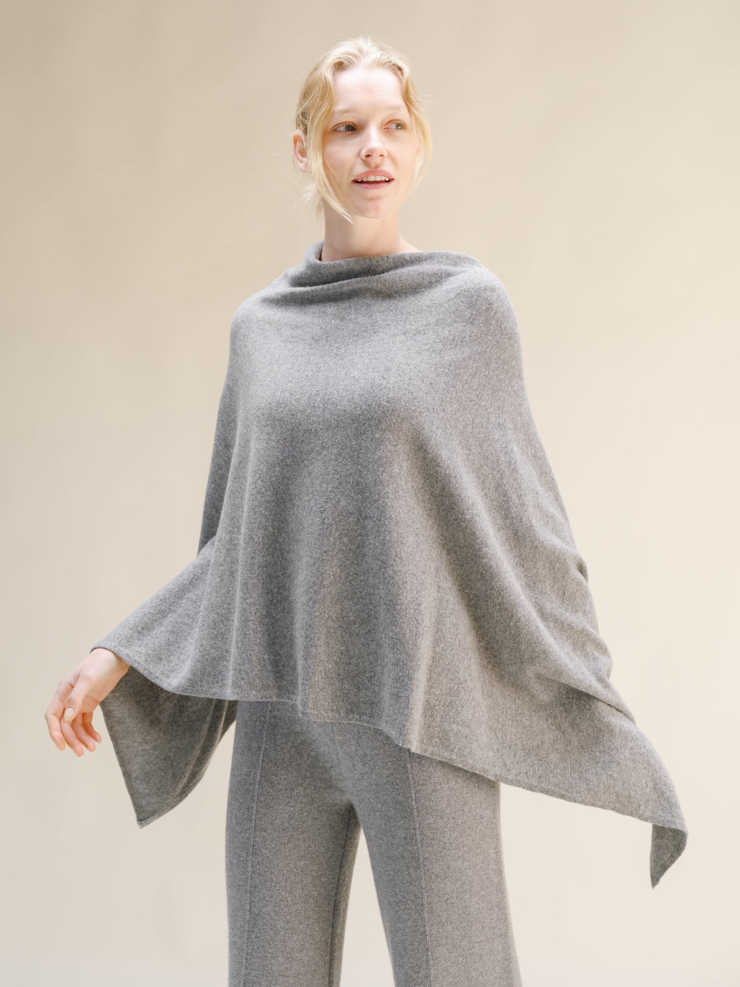 Poncho asymétrique en mélange de cachemire, fabrication italienne