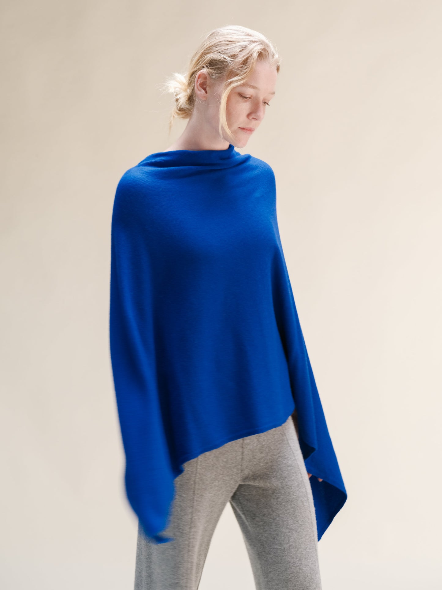Poncho asymétrique en mélange de cachemire, fabrication italienne