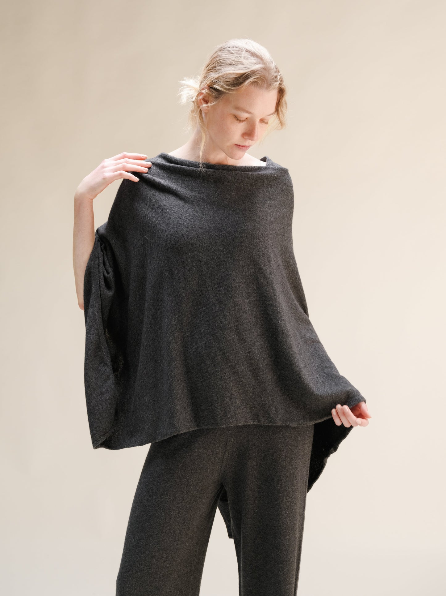Poncho asymétrique en mélange de cachemire, fabrication italienne