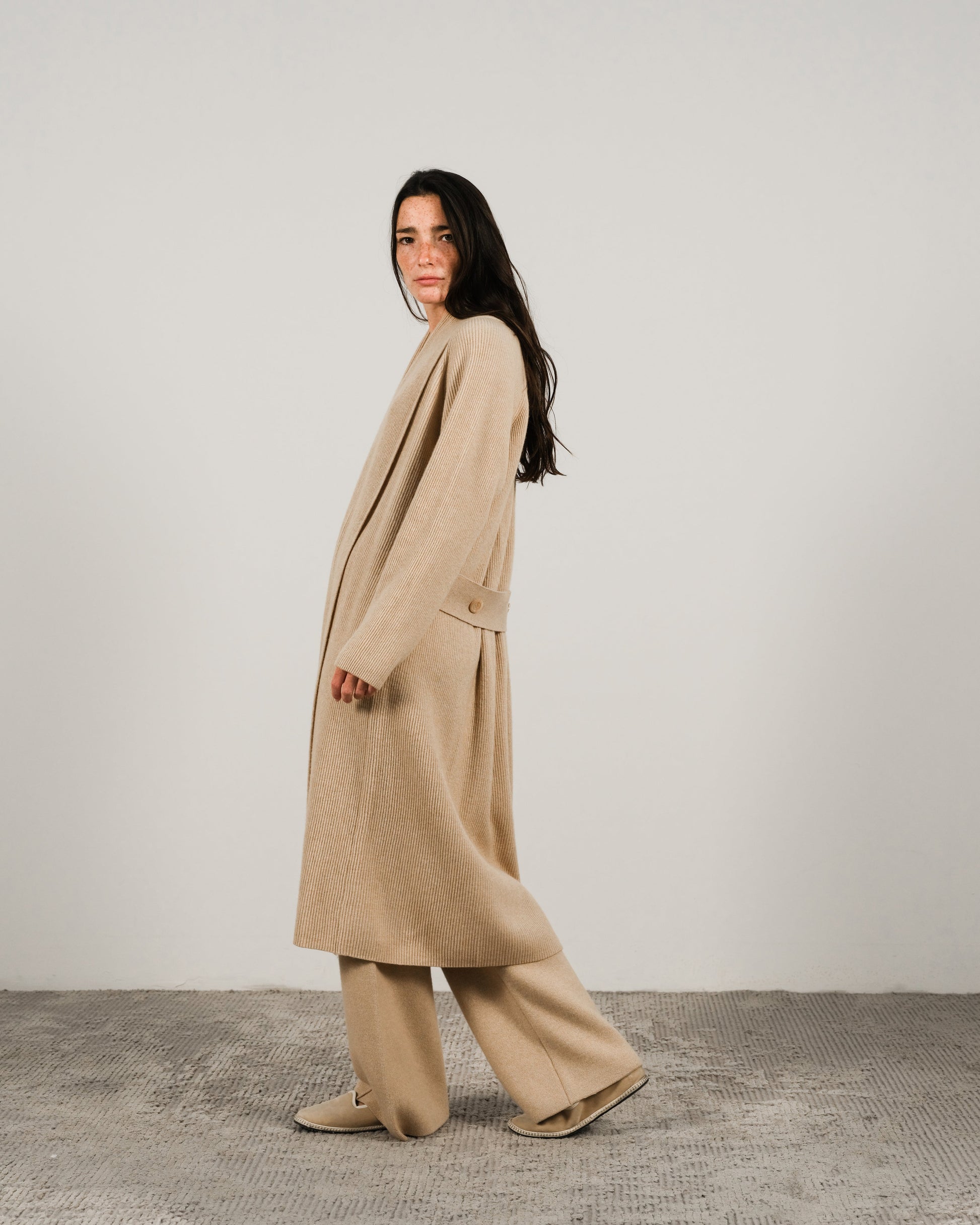 Side view of camel Cashmere Mix Shawl-Collar Maxi Ribbed Cardigan with buttoned belt detail, part of Italian knitwear collection by Lèmme.