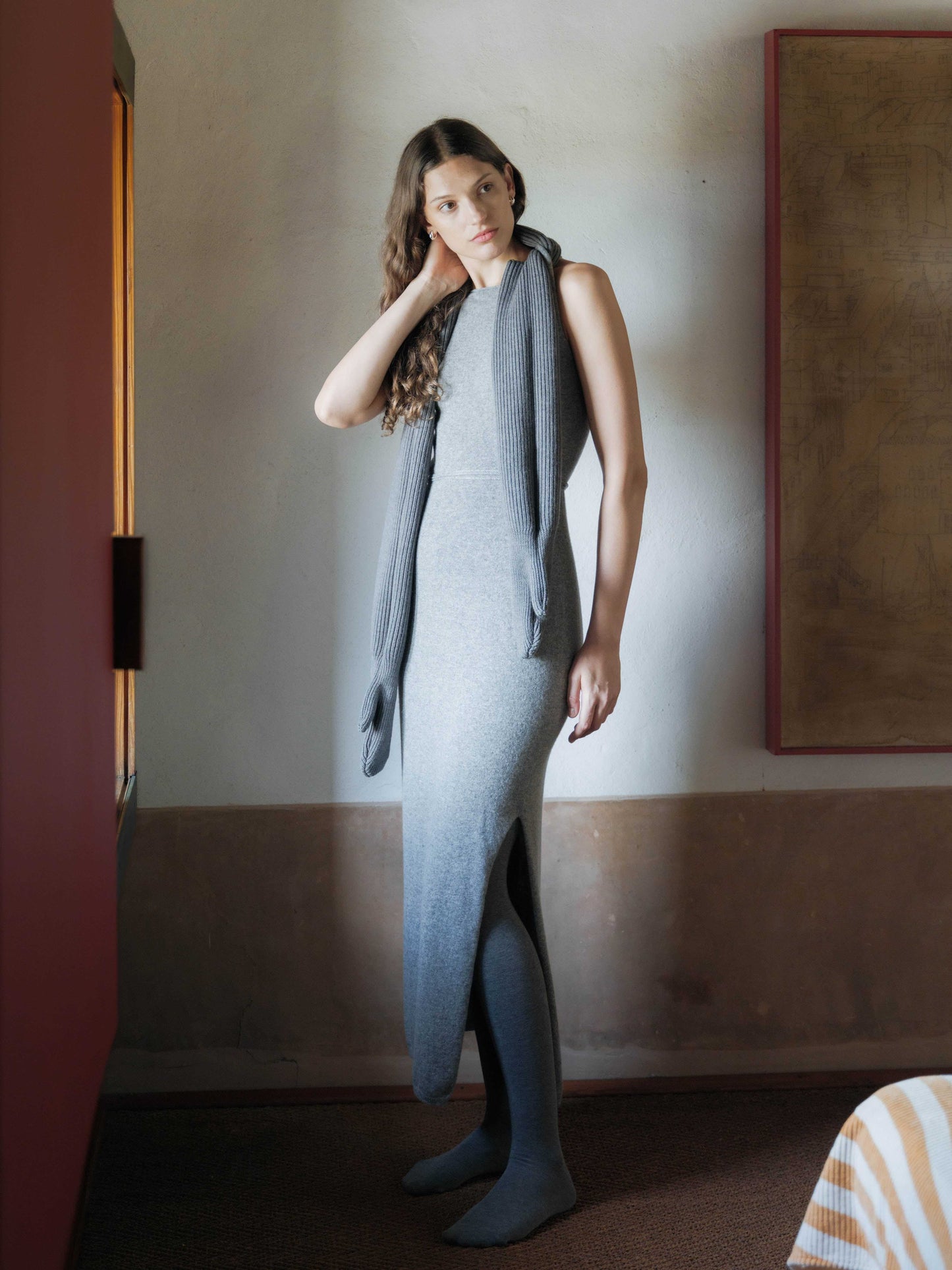 Model in grey Cashmere Boat Neck Sleeveless Dress with scarf, Italian knitwear with side slit and seamless 3D-knit design.