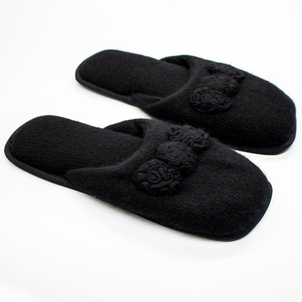 Cashmere slippers with rosettes in black, featuring a soft suede sole for luxury home comfort. Elegant footwear by HenryPawHaven, ideal for gifting.