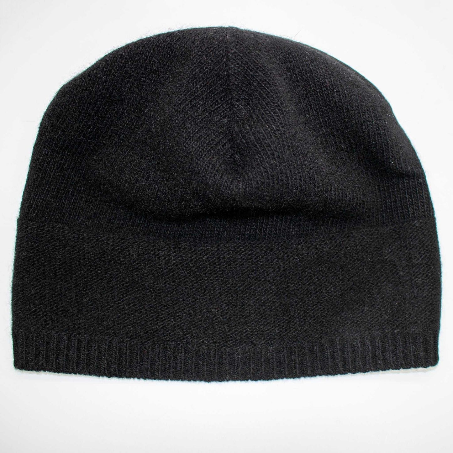 Black Portolano Women's Cashmere Slouchy Hat in soft knit. Classic beanie design with ribbed trim, ideal for versatile cold-weather wear.