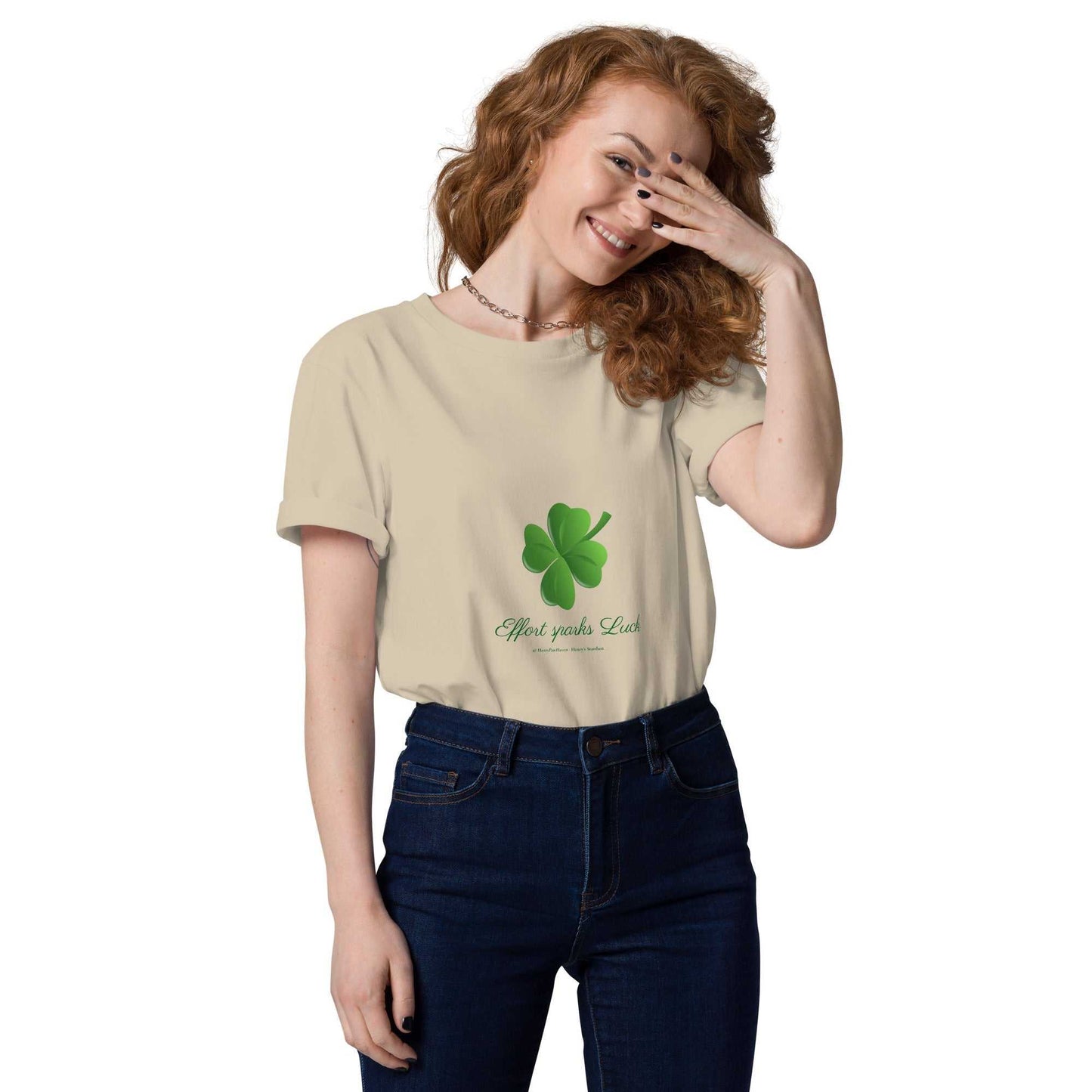 Beige Effort Sparks Luck t-shirt in organic cotton with motivational clover print, sustainable unisex fashion choice.