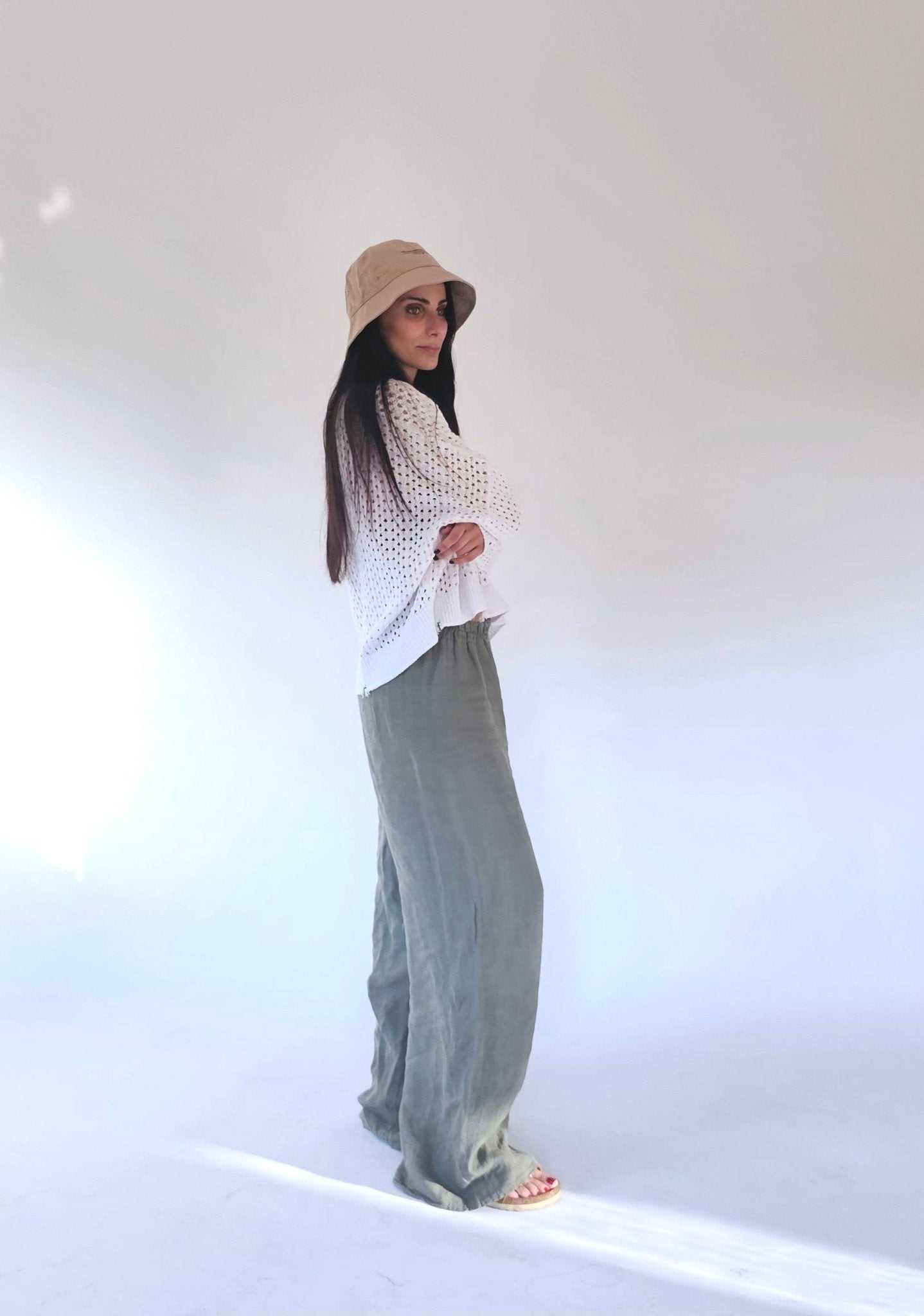 Side view of Fabiana open-knit cotton sweater in white by Tenné, showcasing terry-cloth texture and casual fit. Sustainable Italian knitwear.